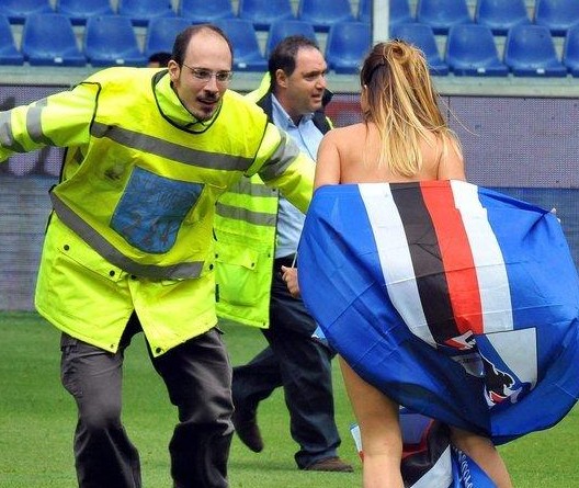 从两侧楼梯 从两侧楼梯